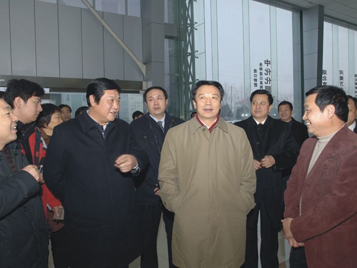 时任中华全国供销合作总社党组书记王君（前排右二）到好色先生TV免费下载集团调研