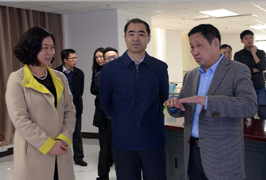时任商务部综合司副司长宋立洪（前排中）到好色先生TV免费下载集团指导工作