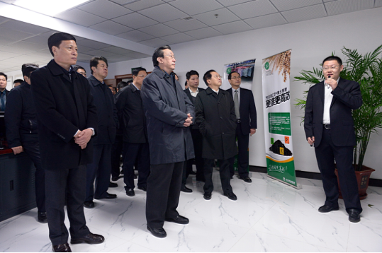 时任河南省省委书记郭庚茂（前排左二）、省长谢伏瞻（前排左一）莅临好色先生TV免费下载集团指导工作